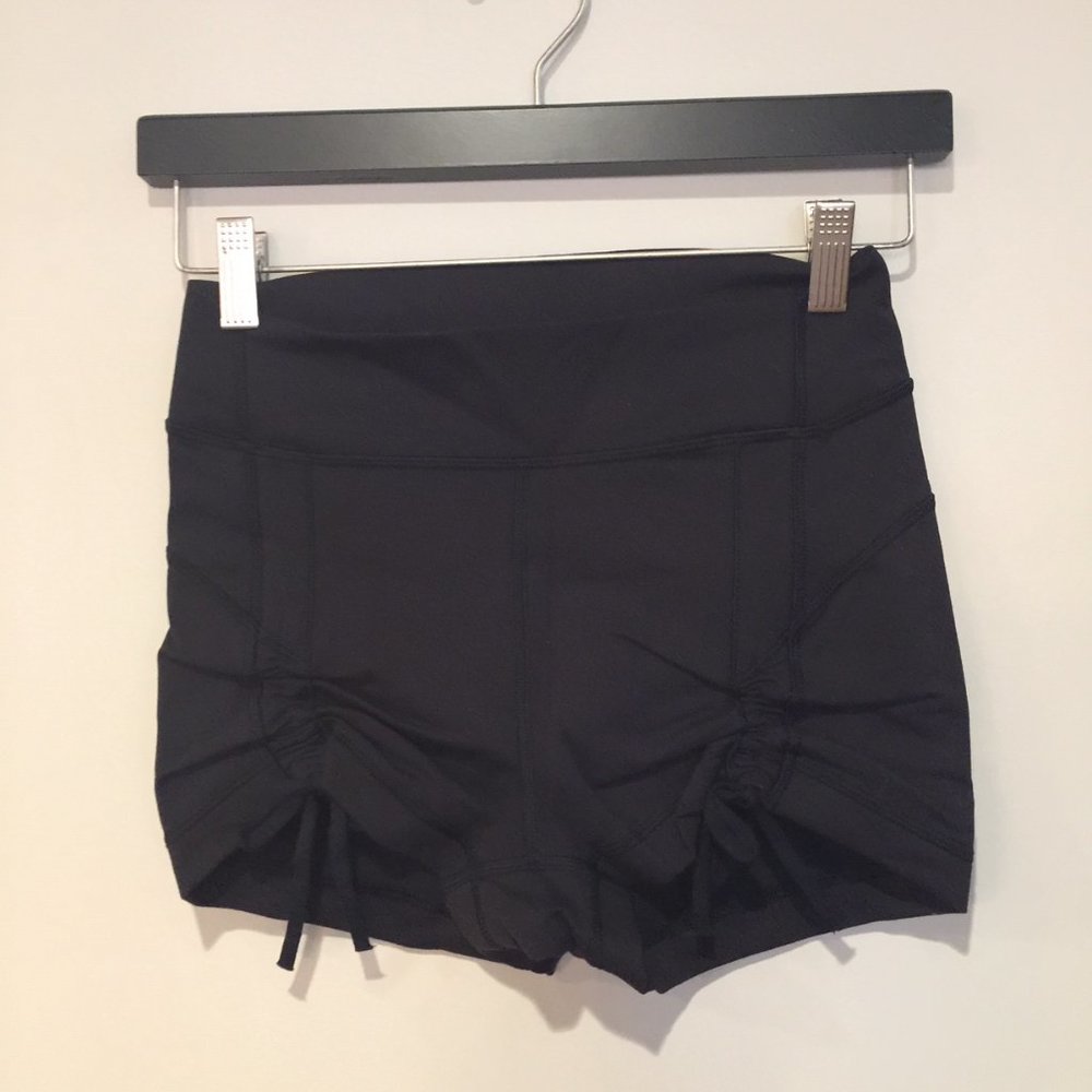 NWOT Lululemon Lace-Front Nylon Spandex Shorts (6)